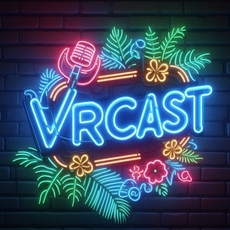 Das VRCast-Cover: Neonschild mit pinkem Mikrofon, Palmwedeln, Blüten und dem leuchtenden Schriftzug VRCast auf einer Ziegelwand